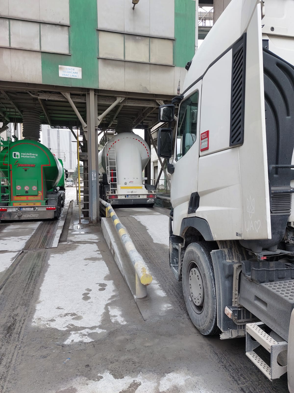 Camion cisternă ALEXTRANS SERV pentru transport ciment vrac